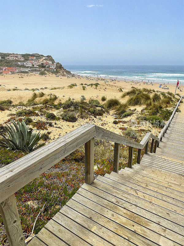 Praia do Monte Clérigo一个冲浪者最喜欢的海滩，美丽的宽阔的沙滩，长波和悬崖，阿尔加维，葡萄牙